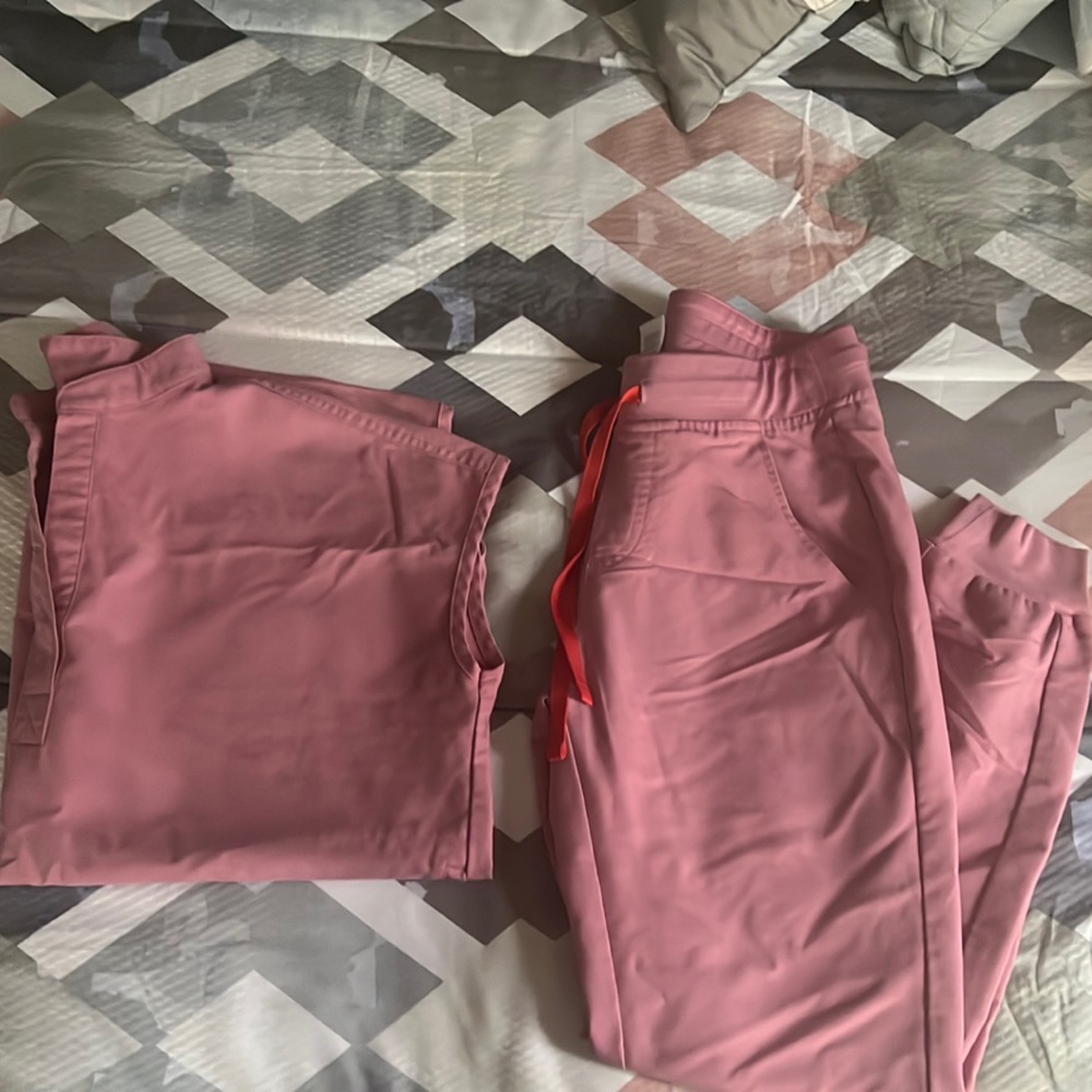 Chalk Pink Rafaela scrub top xs Chalk Pink Zamora jogger pants xs